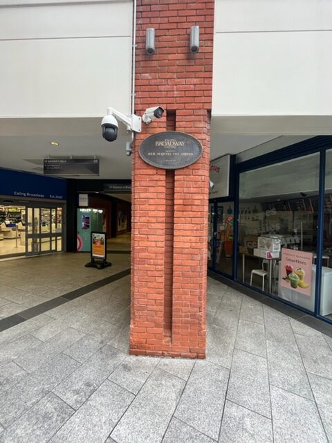 Plaque The Queen unveiled for Ealing Broadway Centre