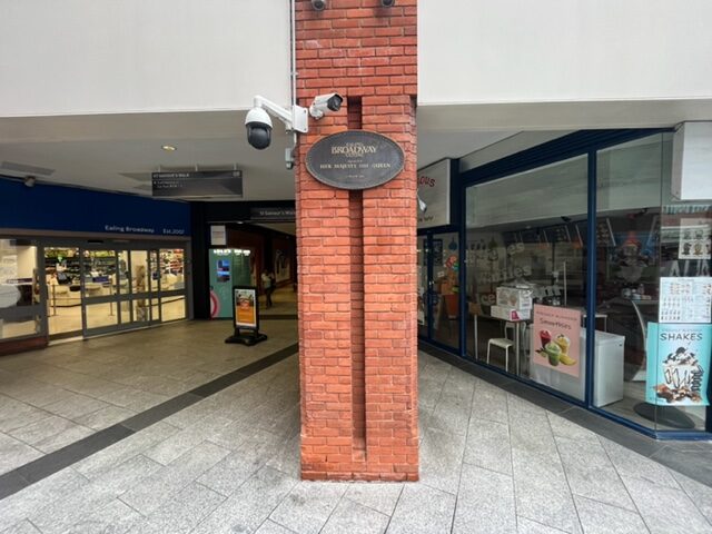 Plaque The Queen unveiled for Ealing Broadway Centre