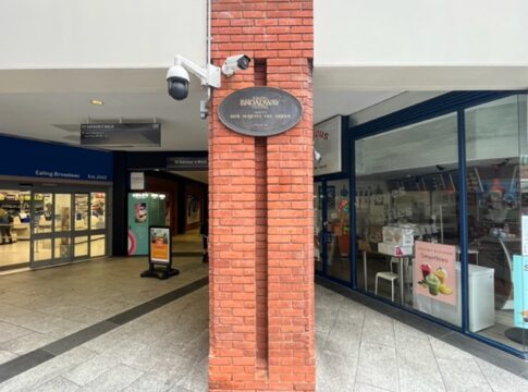 Plaque The Queen unveiled for Ealing Broadway Centre