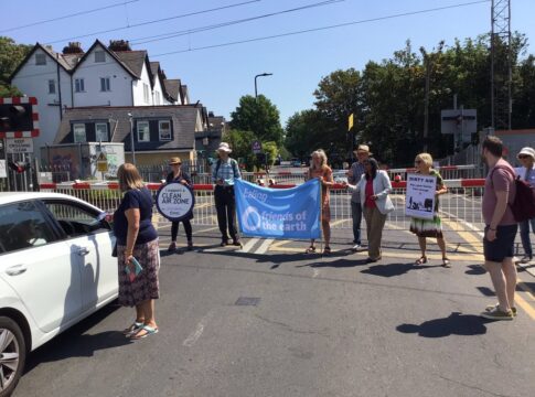 Reminding drivers not to idle at Acton Central level crossing