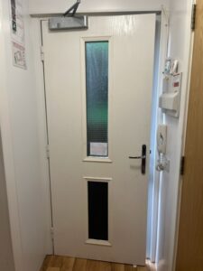 No spyhole on resident door at Meath Court, Hope Gardens, Acton. Photo: EALING.NEWS