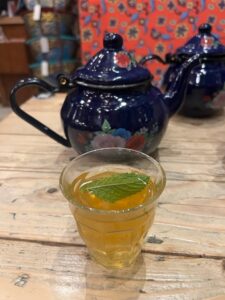 Fresh Rose Mint Tea . Photo: EALING.NEWS
