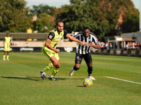 Hanwell Town take on Chertsey Town. Photo: Rob Overfield.