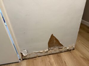 Cracks on walls at Hanger View Way. Photo: EALING.NEWS