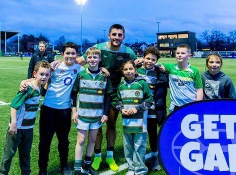Jordan Holgate with players of the Ealing Trailfinders U12s. Photo: Ealing Trailfinders
