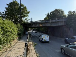 Victoria Road on wrong side of road (9 July 2026). Photo: EALING.NEWS